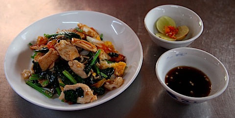 Feu Khua (fried sticky noodles with chicken and vegetables)
