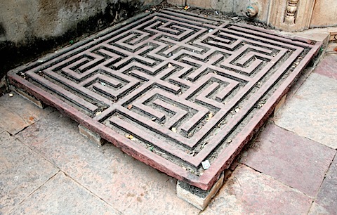 Maze for rain water