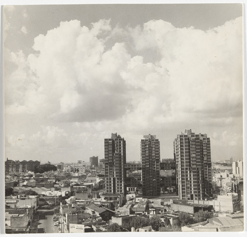 Conjunto Habitacional Rioja, Buenos Aires (View in urban setting, c. 1970)