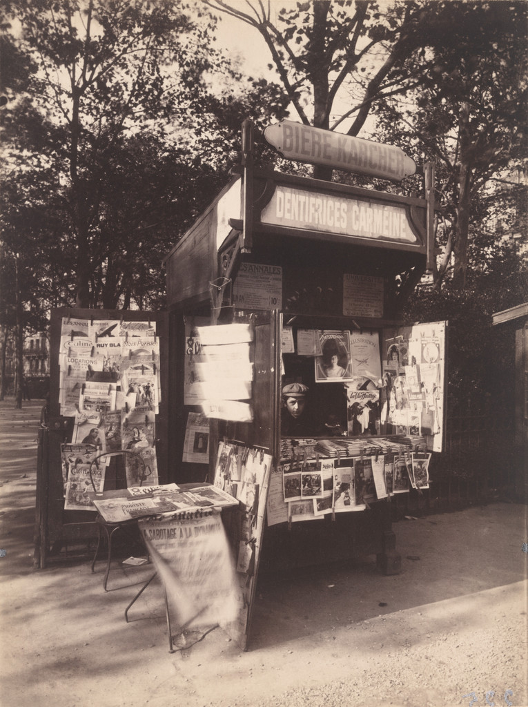 Boutique journaux, rue de Sèvres