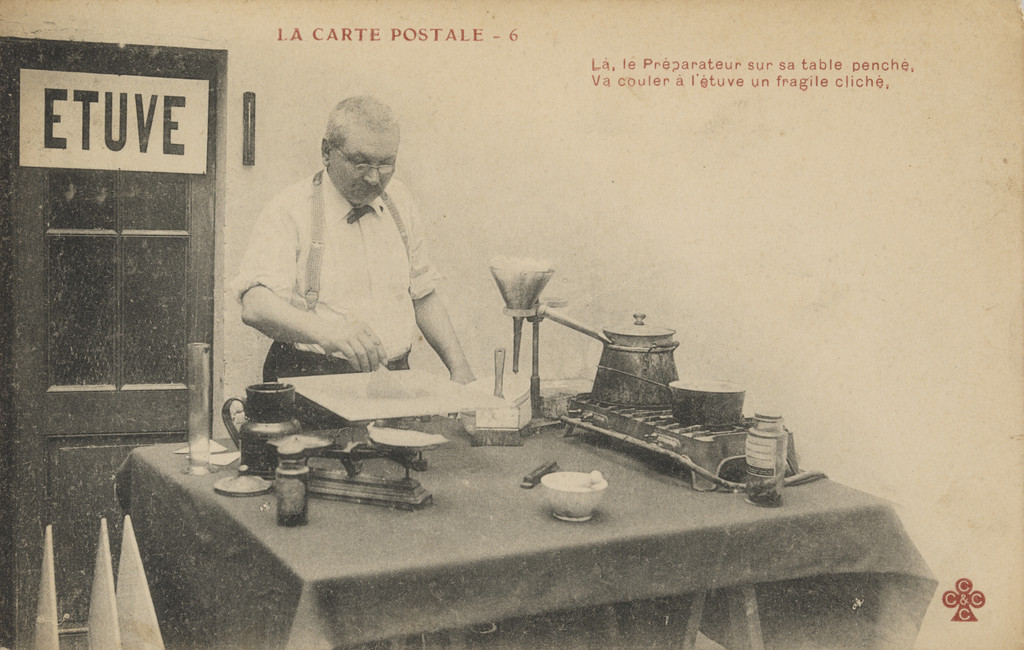 Le préparateur sur sa table penché, France