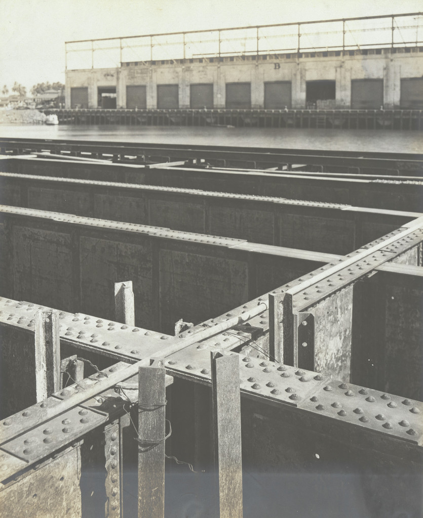 New docks P.R.R. Cristobal Terminals, Pier No. 7. Intersection of cross girders and main longitudanal girders