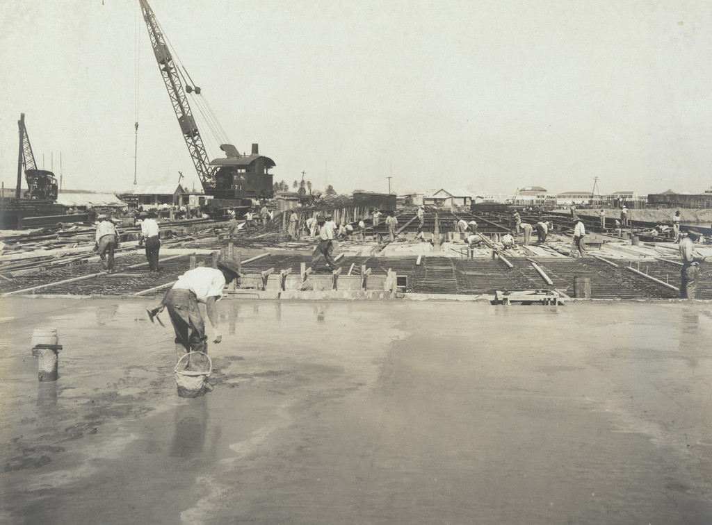 New docks P.R.R. Cristobal Terminals, Pier No. 7. Sequence of placing forms and reinforcement and finishing of floor slab