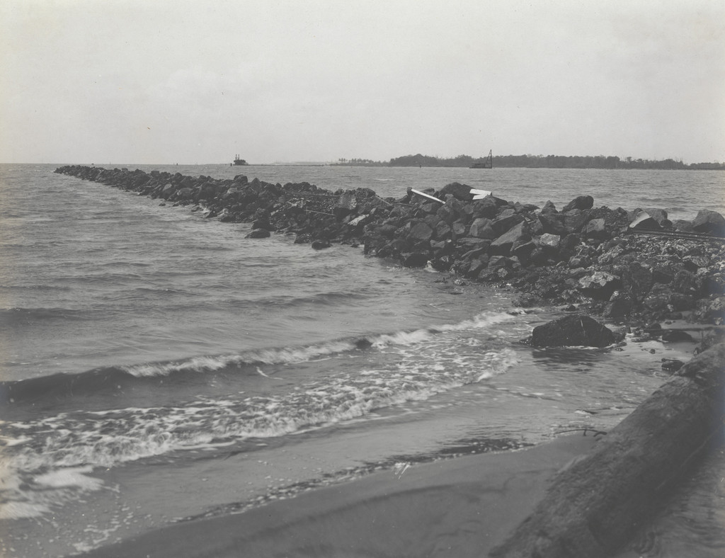 Mindi rock dikes. Dike #1. Looking north